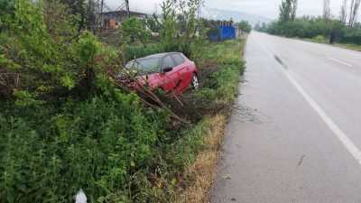 Bursa'nın Orhangazi ilçesinde meydana gelen trafik kazasında yağışlı havada sürücünün