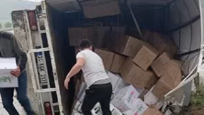Bursa'nın Yenişehir ilçesinde meydana gelen trafik kazasında ev eşyası yüklü