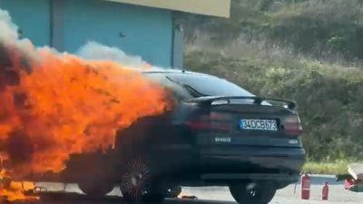 Bursa'da, Gebze-Orhangazi-İzmir Otoyolu'nda seyir halindeki otomobil alev aldı. Sürücünün emniyet
