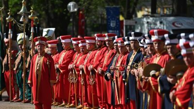 Bursa'nın fethinin 698.yıldönümü, Osmanlı askerlerinin şehre giriş yaptığı Pınarbaşı'ndaki Fetih