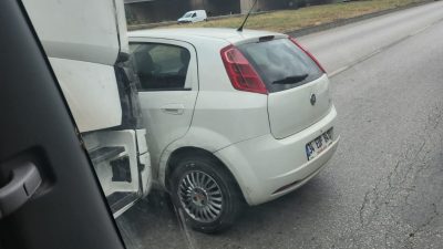 Bursa’nın Orhangazi ilçesinde meydana gelen trafik kazasında bir otomobil kendisine
