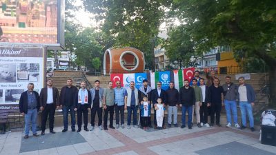 Bursa'nın Orhangazi ilçesinde Cumhuriyet alanında bir araya gelen Anadolu gençlik