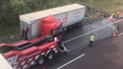 Gebze-Orhangazi-İzmir otobanında meydana gelen trafik kazasında kontrolden çıkan tır, bariyerlere