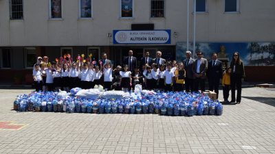 Bursa'nın Orhangazi ilçesinde ilk okul öğrenci, topladığı binlerce mavi kapakları