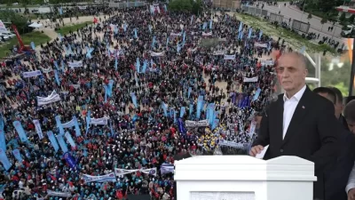 Bursa'da 1 Mayıs Emek ve Dayanışma Günü'nde toplanan binlerce işçiye