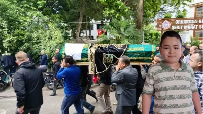 Bursa'nın Orhangazi ilçesinde yanındaki kuzeniyle dedelerine ait tüfekle oynarken, tüfeğin