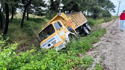 Bursa'nın Orhangazi ilçesinde meydana gelen trafik kazasında virajda yağışlı havada