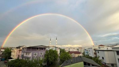 Orhangazi’de zaman zaman etkili olan sağanak yağmurla birlikte güneşin çıkması