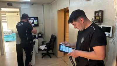 Bursa'da 150 polisin katılımıyla masaj salonlarına şok denetimler yapıldı. Operasyonda