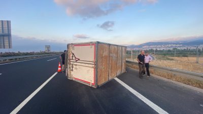 Gebze-Orhangazi-İzmir Otoyolu Orhangazi yakınlarında üzerinde mobilya yüklü olduğu öğrenilen bir