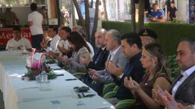 Bursa'nın Orhangazi ilçesinde protokol üyeleri, Kurban Bayramı dolayısıyla Cumhuriyet alanında