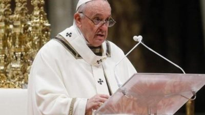 Katoliklerin ruhani lideri Papa Francis,  Fener Rum Patrikhanesi'nden bir heyeti