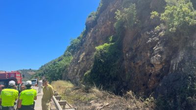 Bursa Yalova yolu üzeri Gemlik ilçesinde ana yol kenarında kayalık
