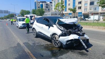 Bursa'nın Orhangazi ilçesinde meydana gelen trafik kazasında, seyir halinde ki