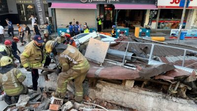 İstanbul'un Küçükçekmece ilçesindeki Kartalepe Mahallesi'nde bir bina henüz bilinmeyen bir