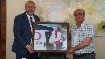 Orhangazi belediye başkanı Bekir Aydın, kendisini ziyaret eden Türk Kızılay
