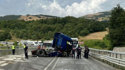 Bursa'da Yenişehir - İznik yolu üzerinde meydana gelen trafik kazasında