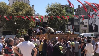 Bursa Büyükşehir Belediyesi tarafından Mustafakemalpaşalı ve Karacabeyli çiftçilerden alınan karpuzların