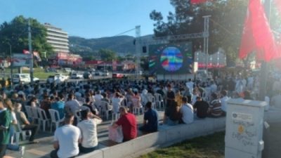 Son günlerde ülkede yaşanan gerilim tırmanmaya başladı. Sokaklara çıkarak protesto