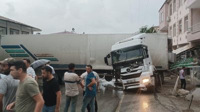 Bursa’nın İznik ilçesinde meydana gelen trafik kazasında yağışlı havada virajda