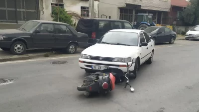 Bursa'nın Orhangazi ilçesinde motosiklet ile otomobilin çarpışması sonucu meydana gelen