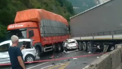 Sakarya - Bilecik yolu Pamukova yakınlarında bir tırın kontrolden çıkmasıyla