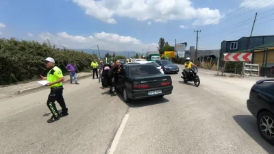 Bursa'nın Orhangazi ilçesinde geri dönüş yapmak için manevra yapan otomobile