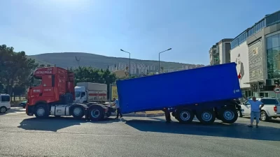 Bursa'nın Orhangazi ilçesinde meydana gelen olayda, seyir halindeki tırın dorsesi