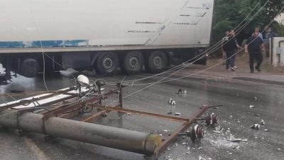 Bursa'nın İznik ilçesinde Boyalıca mahallesi girişindeki yokuştan inen tır yağıştan