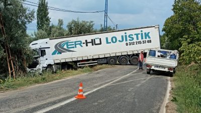 Bursa'nın Orhangazi ilçesinde meydana gelen trafik kazasında  yağışlı yolda sürücünün
