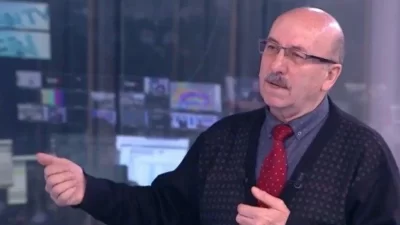 Türkiye'nin aktif fay haritasına işaret eden Prof. Dr. Okan Tüysüz,