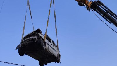 Bursa'da,  Gemlik - Armutlu yolu üzerinde hafif ticari aracın