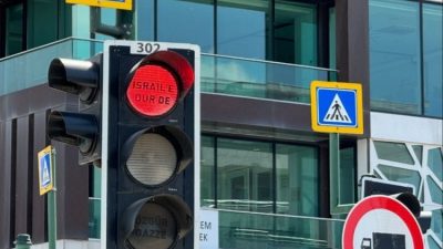Bursa'da bazı trafik lambalarında Filistin'de yaşanan insanlık dramına dikkat çekmek