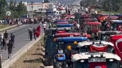 Bursa'nın Mustafakemalpaşa ilçesinde bir süredir satamadıkları domates ve karpuzlardan şikayetçi
