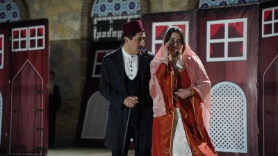 Orhangazi Belediyesi, tiyatroseverleri "Ayyar Hamza" adlı oyunla buluşturdu. İnegöl Belediye