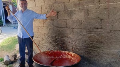 Orhangazi’de Kış aylarının vazgeçilmez tatları arasında olan ev salçası için