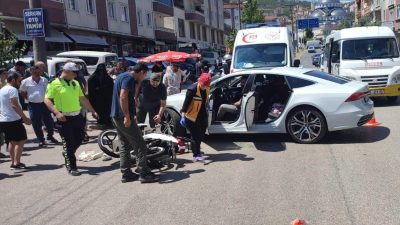 Bursa’nın Orhangazi ilçesinde geri dönüş yapmak için manevra yapan otomobile