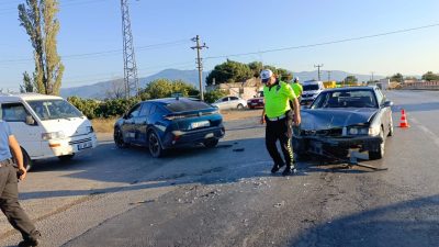 Bursa’nın Orhangazi ilçesinde meydana gelen trafik kazasında, 3 araç birbirine
