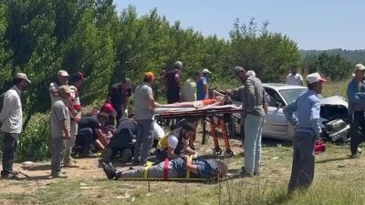 Bursa'nın İznik ilçesinde meydana gelen trafik kazasında iki otomobil çarpıştı.