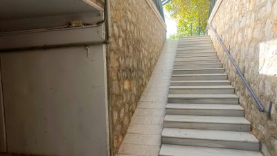 
Bursa'nın Orhangazi ilçesinde bulunan bir alt geçide inen merdivenlerin ve