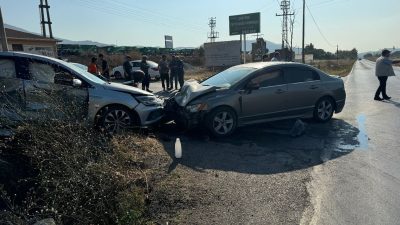Bursa'nın Orhangazi ilçesinde meydana gelen trafik kazasında iki otomobil kafa
