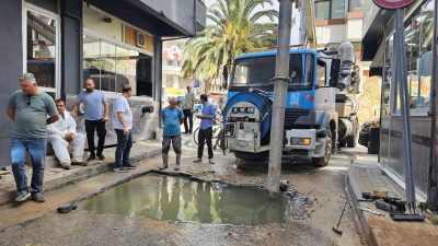 Bursa'nın Orhangazi ilçesinde şehir merkezinde bir ana su borusunun patlaması