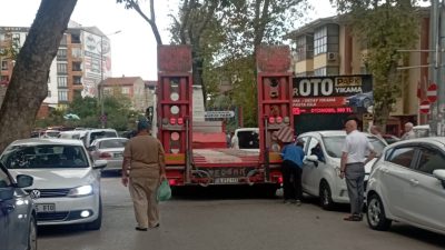 Bursa'nın Orhangazi ilçesinde şehir merkezine giriş yapan bir tır ilerlemekte