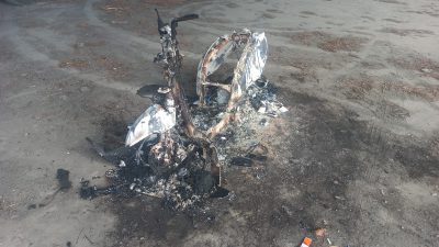 Bursa'nın Orhangazi ilçesinde park halinde motosiklet, sürücüsünün USB'den telefonun şarja