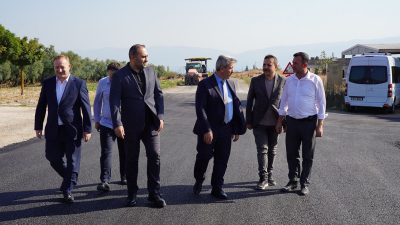 Yeniköy Mahallesi Çallık mevkiinde devam eden sıcak asfalt çalışmaları tüm