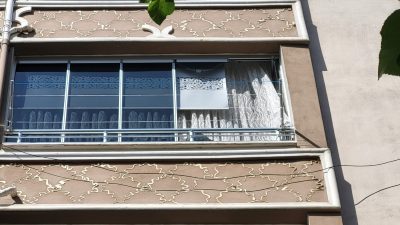 Bursa'nın Orhangazi ilçesinde apartmanın 3.katındaki dairenin balkon camı patladı. Patlayan