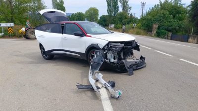 Bursa'da, Orhangazi-İznik yolu üzerinde meydana gelen trafik kazasında köy yolundan