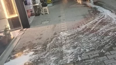 Bursa'nın Orhangazi ilçesinde bir apartmanın girişinde bulunan gider borusundan hemen