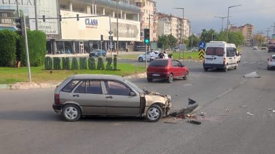 Bursa'nın Orhangazi ilçesinde göl ışıklı kavşağında meydana gelen trafik kazasında