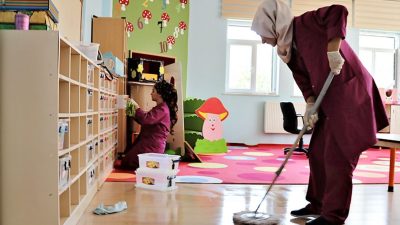 Milli Eğitim Bakanlığı’nın aldığı karar ile okullarda temizlik görevlisi olarak